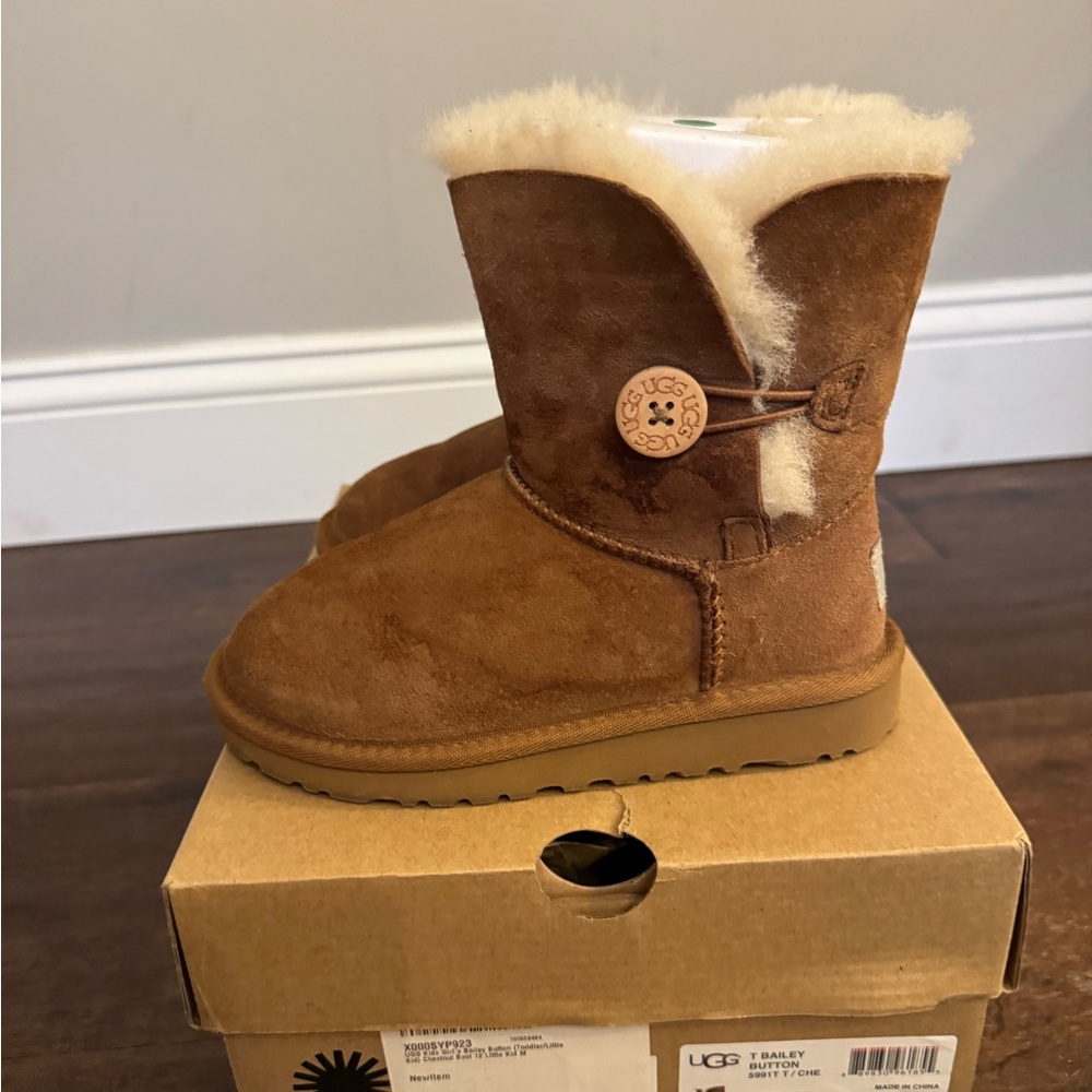 UGG Kids Boots in Brown and Cream - Picture 3 of 9